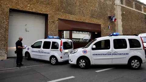Un convoy para transportar prisioneros llega a la prisión de La Sante Un convoy para transportar prisioneros llega a la prisión de La Sante