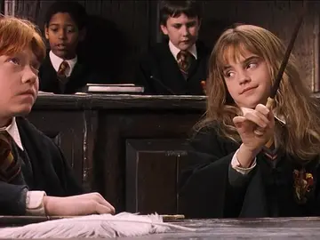 Ron y Hermione en pleno Wingardium Leviosa Ron y Hermione en pleno Wingardium Leviosa