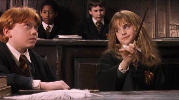 Ron y Hermione en pleno Wingardium Leviosa Ron y Hermione en pleno Wingardium Leviosa