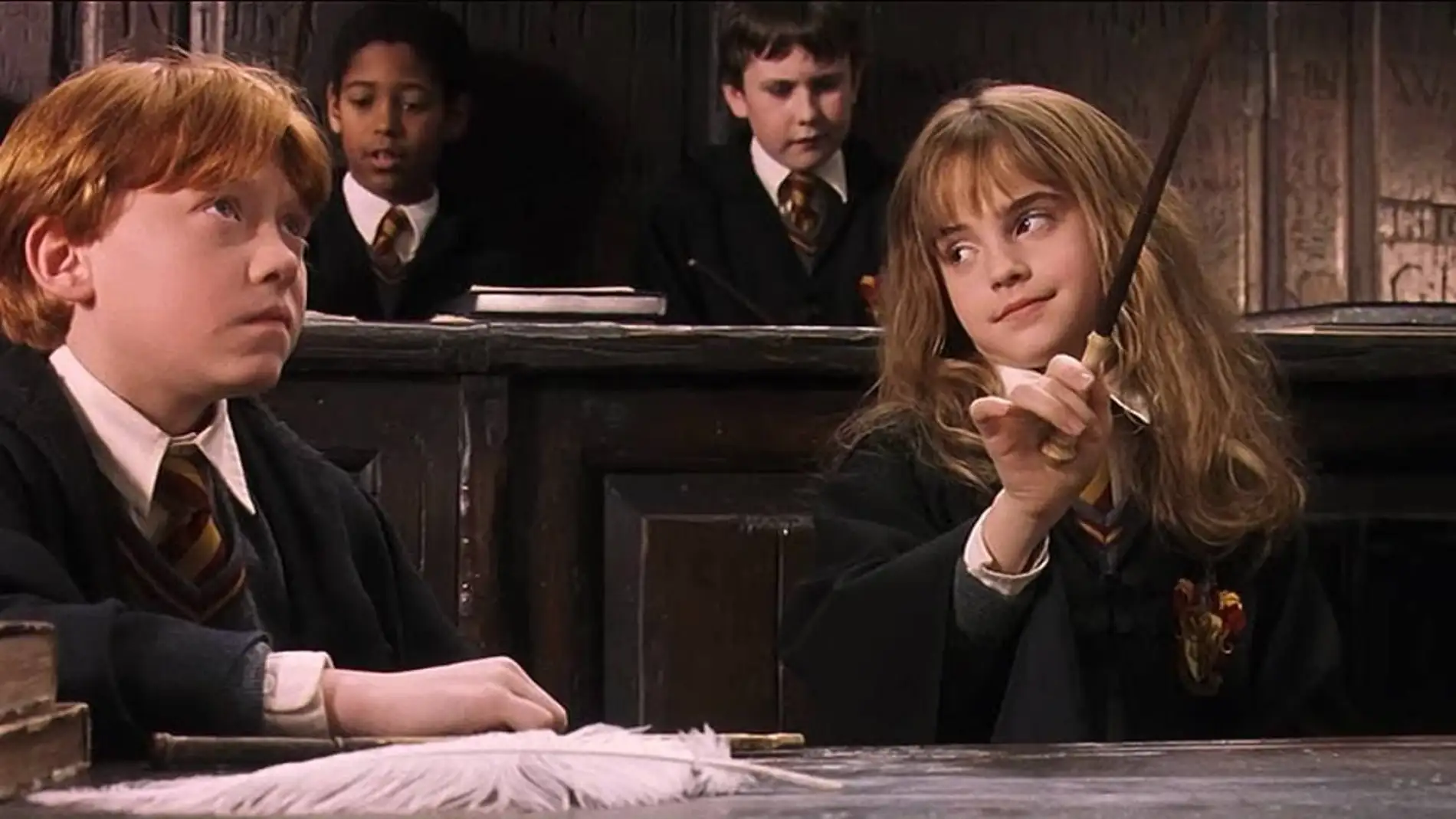 Ron y Hermione en pleno Wingardium Leviosa