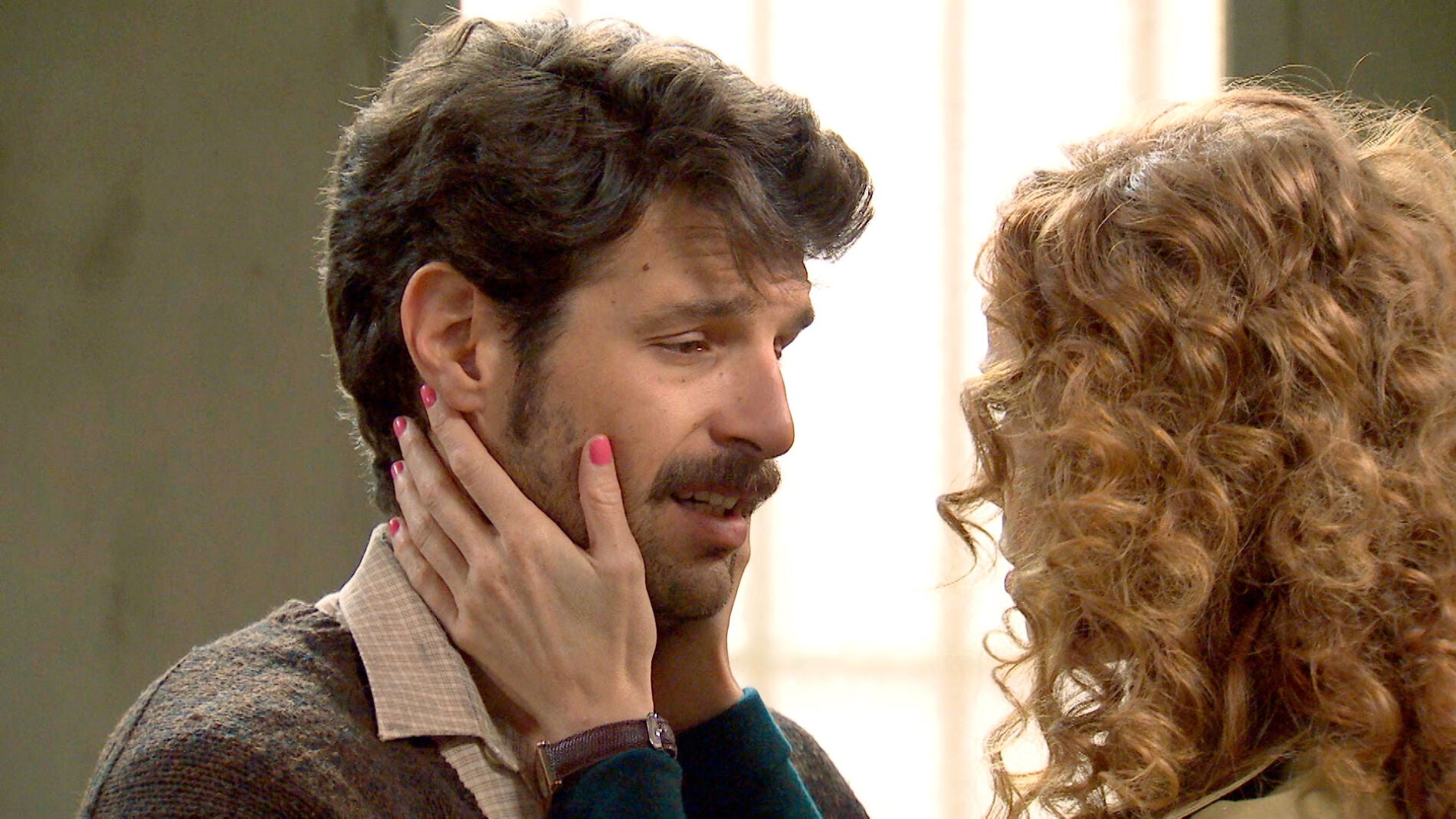 Carlos se rinde y Ana vuelve a comprometer a Carlos