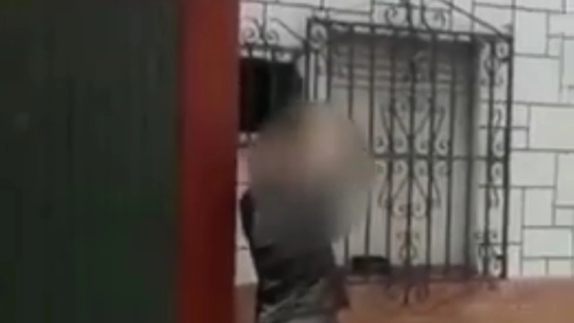 El hombre echando aguafuerte a los comederos El hombre echando aguafuerte a los comederos