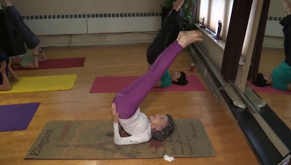 La profesora de yoga que sigue dando clase con 100 años