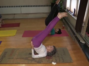 La profesora de yoga que sigue dando clase con 100 años