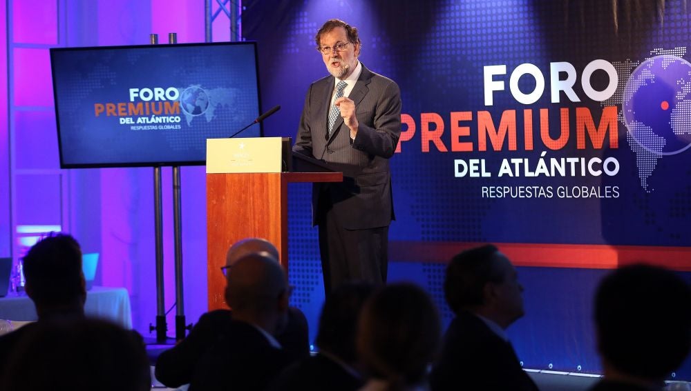 Rajoy dice que un acuerdo PSOE-Cs daría una "sólida mayoría" y pide un "esfuerzo" para cerrar un Gobierno estable