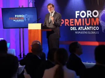 Rajoy dice que un acuerdo PSOE-Cs daría una "sólida mayoría" y pide un "esfuerzo" para cerrar un Gobierno estable Rajoy dice que un acuerdo PSOE-Cs daría una "sólida mayoría" y pide un "esfuerzo" para cerrar un Gobierno estable