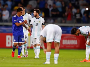 Messi saluda a un jugador de Paraguay Messi saluda a un jugador de Paraguay