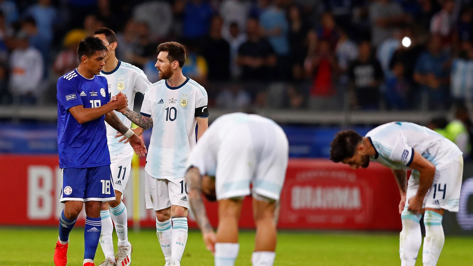 Messi saluda a un jugador de Paraguay Messi saluda a un jugador de Paraguay