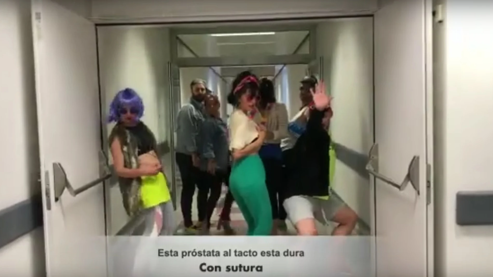 Una imagen del videoclip grabado por los urólogos Una imagen del videoclip grabado por los urólogos