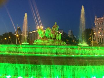 La fuente de Cibeles iluminada de verde por la ELA