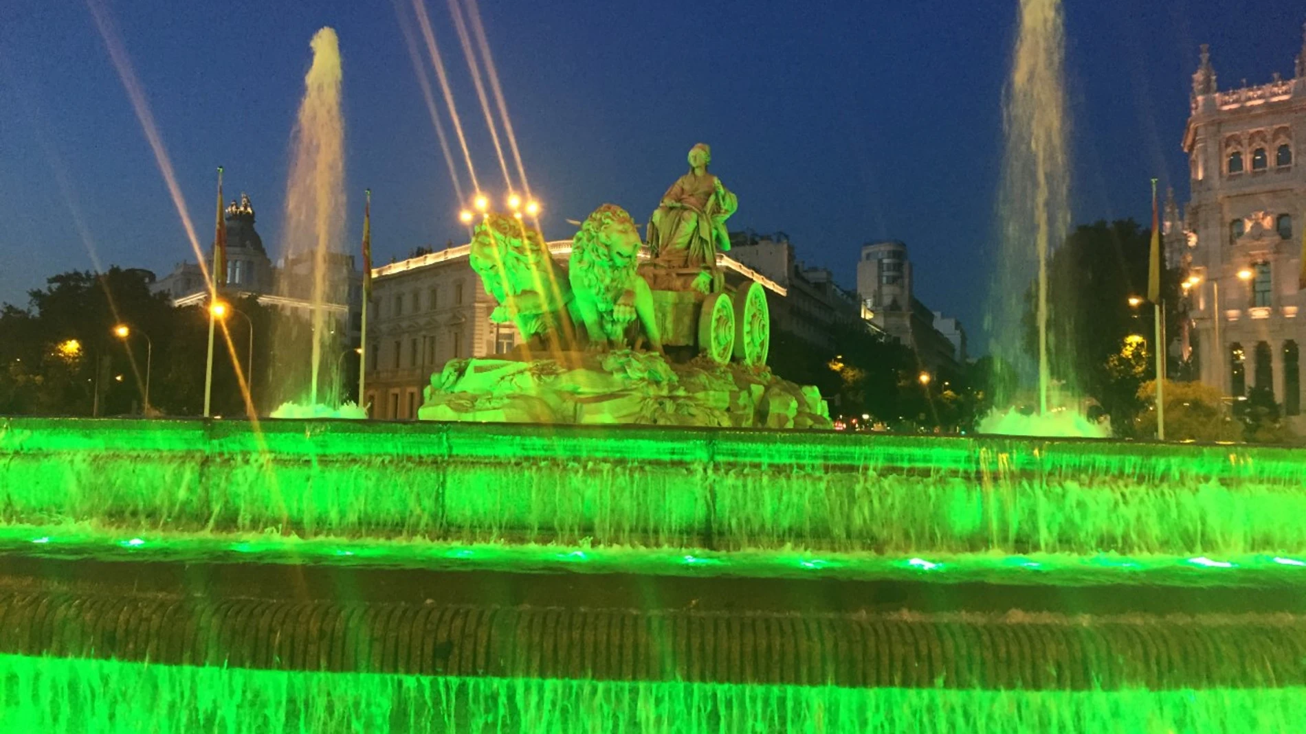 La fuente de Cibeles iluminada de verde por la ELA La fuente de Cibeles iluminada de verde por la ELA