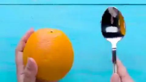 ¿Serías capaz de pelar una naranja con una cuchara? ¿Serías capaz de pelar una naranja con una cuchara?