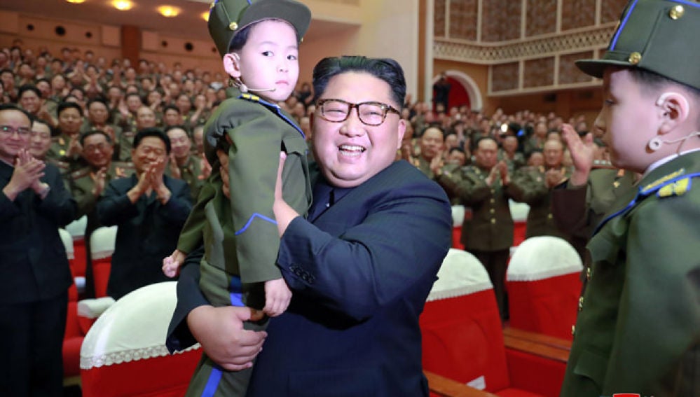 Kim Jong Un con un niño en brazos