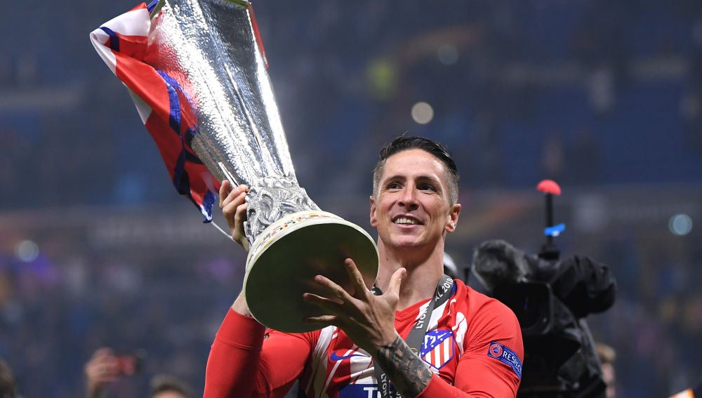Fernando Torres levanta el trofeo de la Europa League
