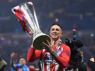 Fernando Torres levanta el trofeo de la Europa League Fernando Torres levanta el trofeo de la Europa League