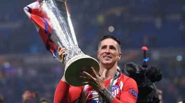 Fernando Torres levanta el trofeo de la Europa League