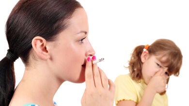 ¿Fumas en casa? Estas son las consecuencias para tus hijos