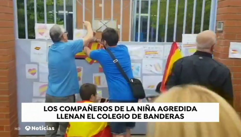 Llenan de banderas de España el colegio de Tarrasa donde supuestamente fue agredida una niña