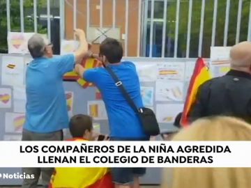 Llenan de banderas de España el colegio de Tarrasa donde supuestamente fue agredida una niña