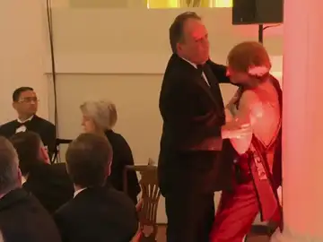 Suspenden a un secretario de Estado británico tras agredir a una activista de Greenpeace Suspenden a un secretario de Estado británico tras agredir a una activista de Greenpeace