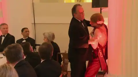 Suspenden a un secretario de Estado británico tras agredir a una activista de Greenpeace Suspenden a un secretario de Estado británico tras agredir a una activista de Greenpeace