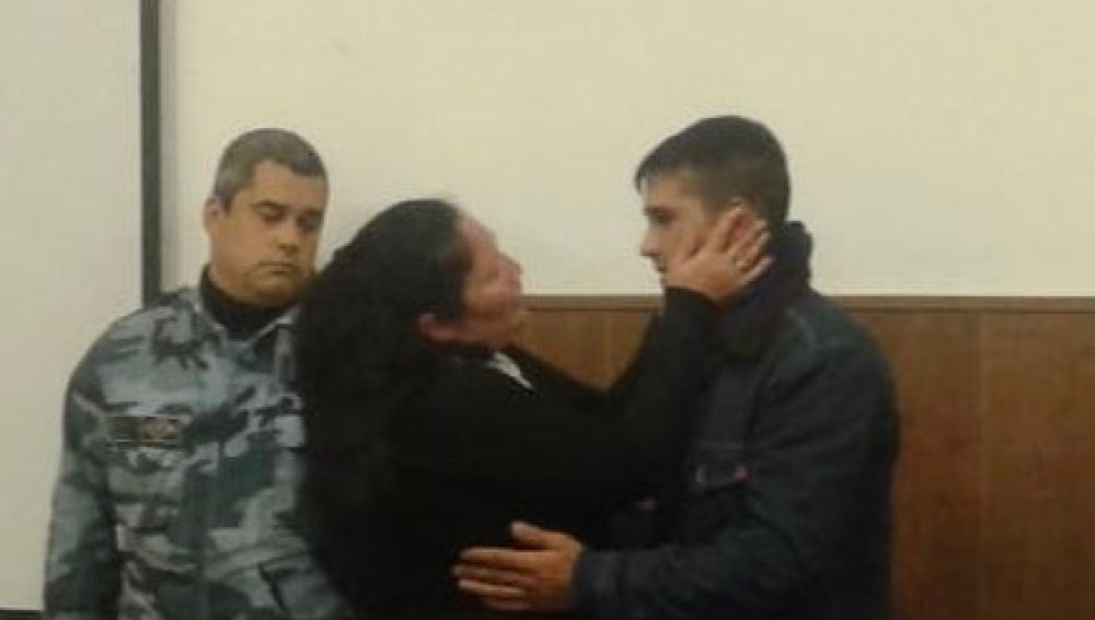La madre abrazando al presunto asesino