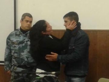 La madre abrazando al presunto asesino