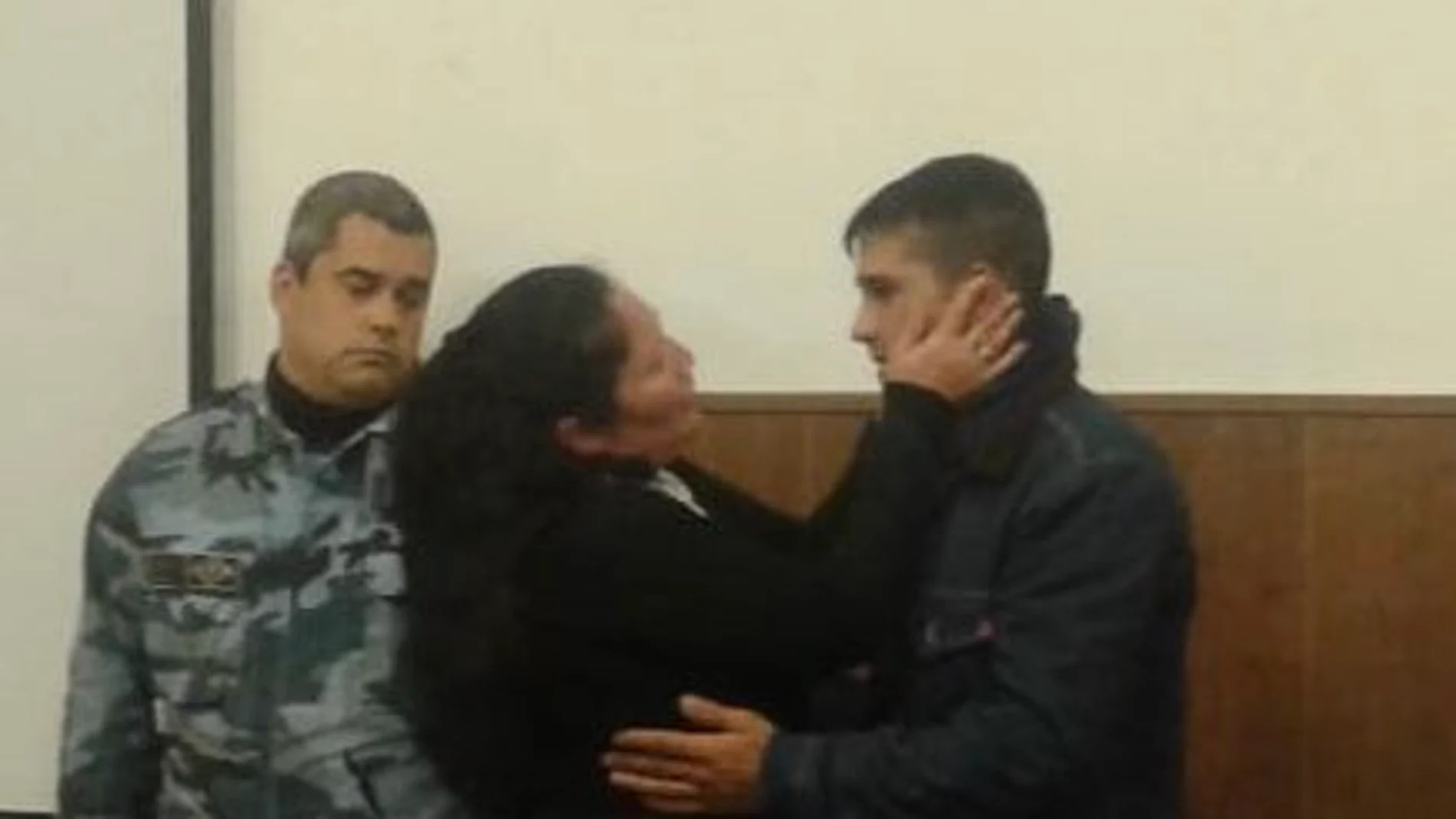 La madre abrazando al presunto asesino La madre abrazando al presunto asesino