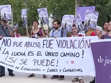 Decenas de personas se concentran en las ciudades españolas para celebrar la sentencia contra 'La Manada' Decenas de personas se concentran en las ciudades españolas para celebrar la sentencia contra 'La Manada'
