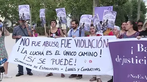 Decenas de personas se concentran en las ciudades españolas para celebrar la sentencia contra 'La Manada' Decenas de personas se concentran en las ciudades españolas para celebrar la sentencia contra 'La Manada'