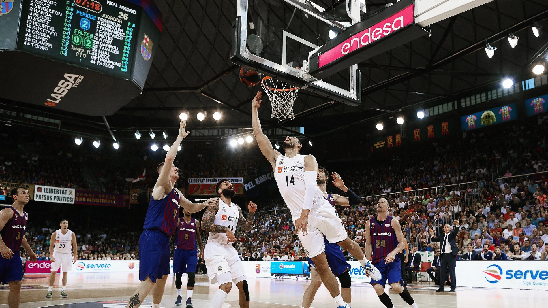 Gustavo Ayón anota ante la defensa del Barcelona en El Palau Gustavo Ayón anota ante la defensa del Barcelona en El Palau