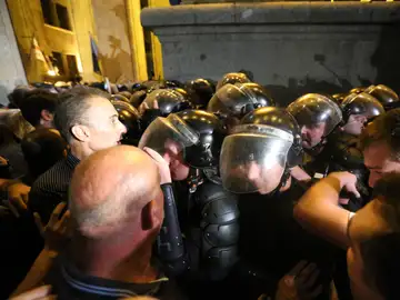 Varios manifestantes se enfrentan a la policía antidisturbios Varios manifestantes se enfrentan a la policía antidisturbios