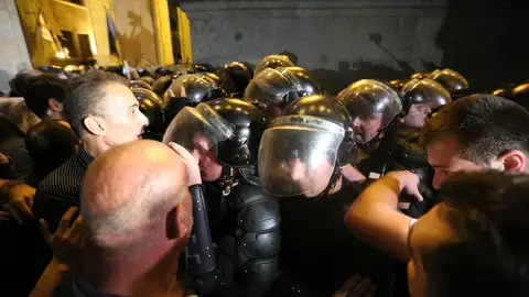 Varios manifestantes se enfrentan a la policía antidisturbios Varios manifestantes se enfrentan a la policía antidisturbios