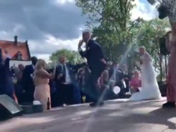 John Guidetti se vino arriba en su boda: atención al baile con los invitados entonando su nombre