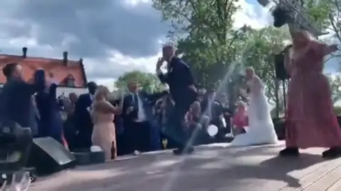 John Guidetti se vino arriba en su boda: atención al baile con los invitados entonando su nombre John Guidetti se vino arriba en su boda: atención al baile con los invitados entonando su nombre