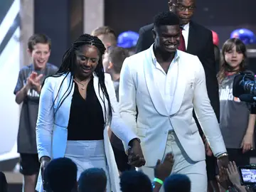 Sharonda, la madre de Zion Williamson, al lado de su hijo durante el draft de la NBA Sharonda, la madre de Zion Williamson, al lado de su hijo durante el draft de la NBA