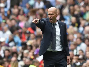 Zidane da indicaciones durante un partido Zidane da indicaciones durante un partido