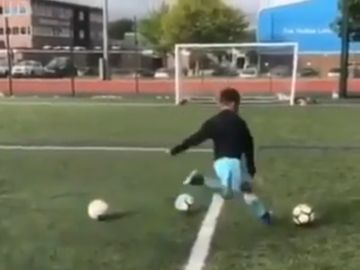 Un niño golpea un balón
