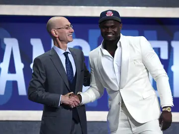 Adam Silver da la mano a Zion Williamson Adam Silver da la mano a Zion Williamson