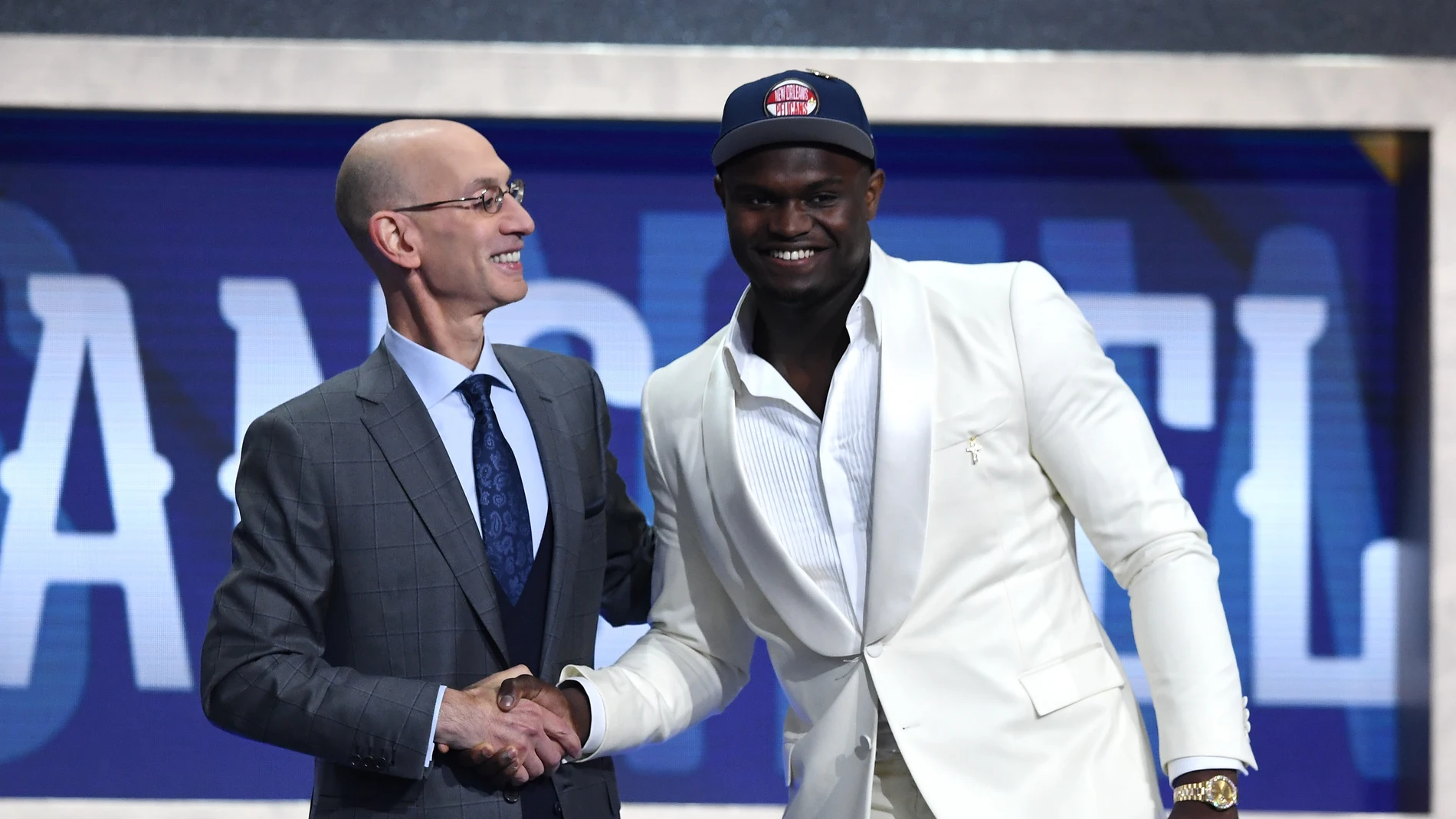 Adam Silver da la mano a Zion Williamson Adam Silver da la mano a Zion Williamson