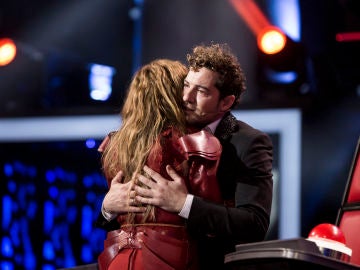 Paulina Rubio y David Bisbal se abrazan en la Gran Final de 'La Voz Senior'