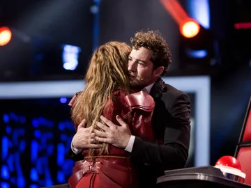 Paulina Rubio y David Bisbal se abrazan en la Gran Final de 'La Voz Senior' Paulina Rubio y David Bisbal se abrazan en la Gran Final de 'La Voz Senior'