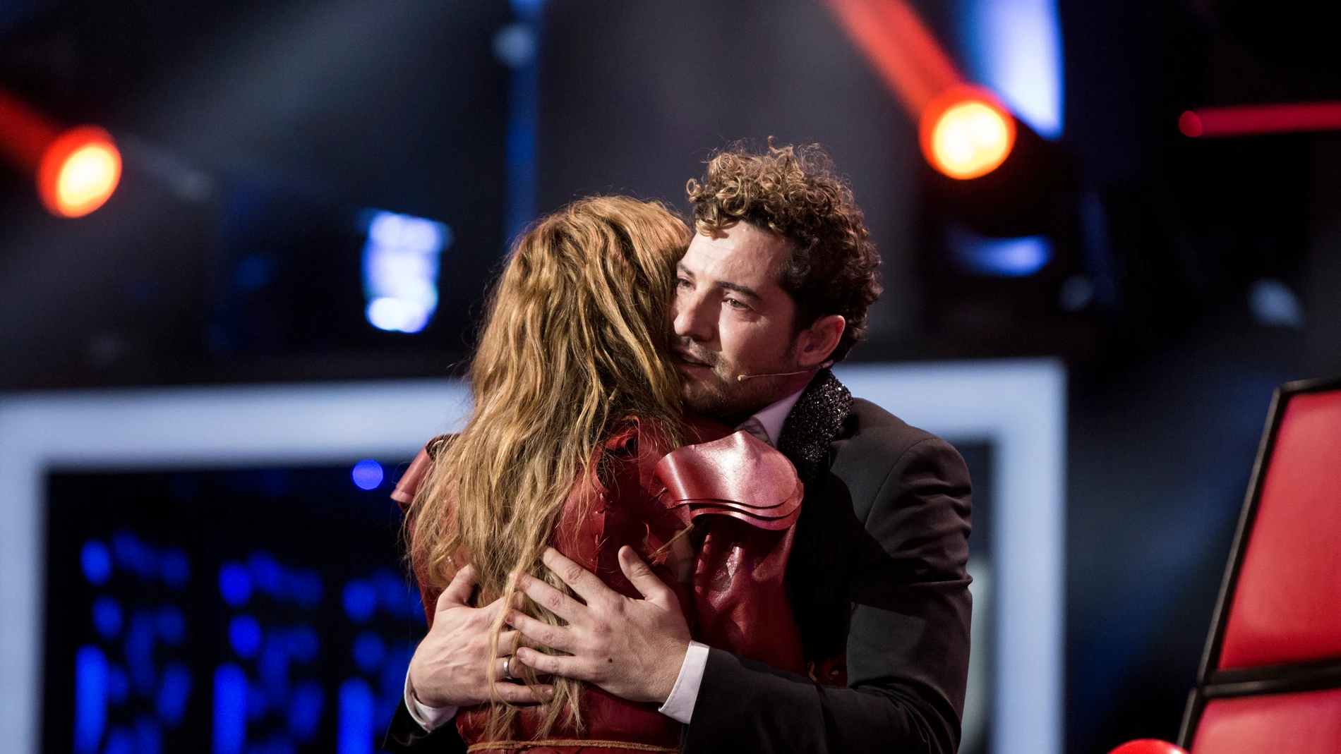 Paulina Rubio y David Bisbal se abrazan en la Gran Final de 'La Voz Senior'