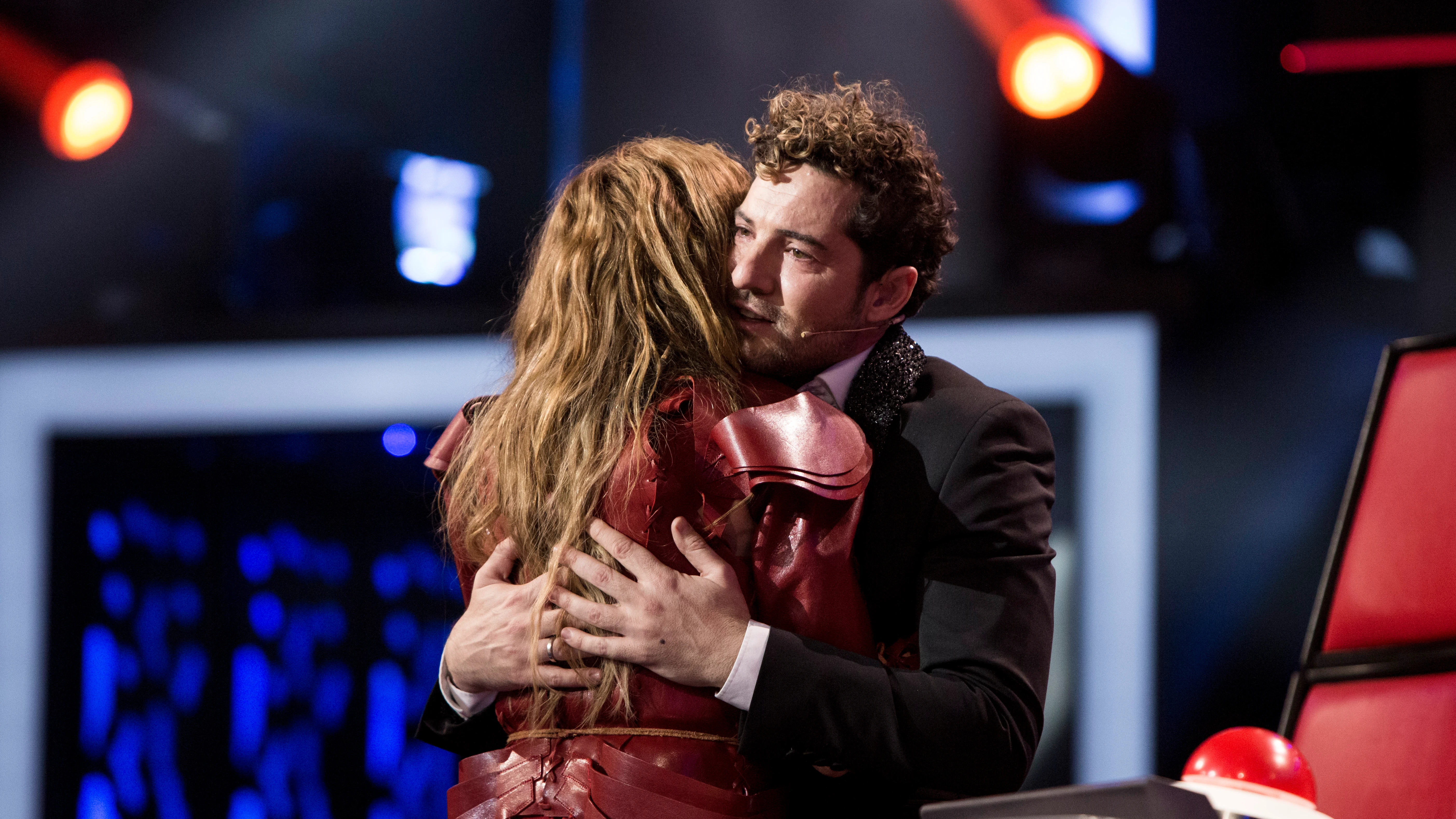 Paulina Rubio y David Bisbal se abrazan en la Gran Final de 'La Voz Senior' Paulina Rubio y David Bisbal se abrazan en la Gran Final de 'La Voz Senior'