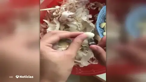 El vídeo que nos muestra cómo pelar distintos alimentos de manera sencilla y rápida El vídeo que nos muestra cómo pelar distintos alimentos de manera sencilla y rápida