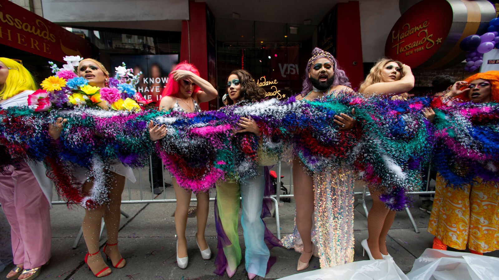 Elaboran la boa de plumas más grande del mundo con motivo de la celebración del Orgullo