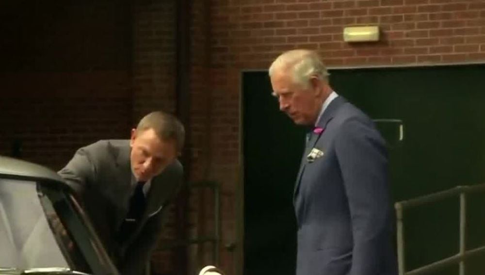 El príncipe Carlos visita el set de rodaje de James Bond