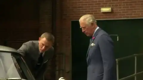 El príncipe Carlos visita el set de rodaje de James Bond El príncipe Carlos visita el set de rodaje de James Bond