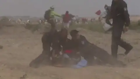La Policía alemana y activistas medioambientales se enfrentan en una mina de carbón al aire libre La Policía alemana y activistas medioambientales se enfrentan en una mina de carbón al aire libre