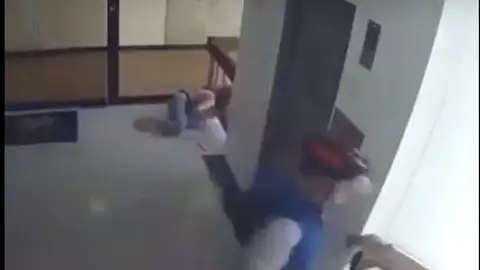 Una madre salva a su hijo de caer por el hueco de las escaleras Una madre salva a su hijo de caer por el hueco de las escaleras
